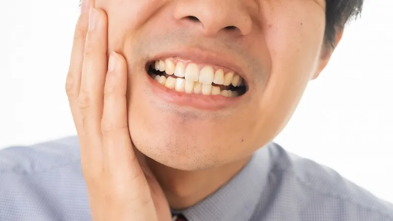 歯を見せている男性