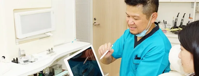 カウンセリング中の歯科医師